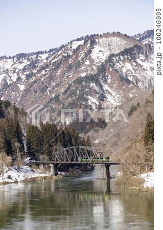只見線の風景　第四只見川橋梁を渡る列車　福島県金山町 100246993