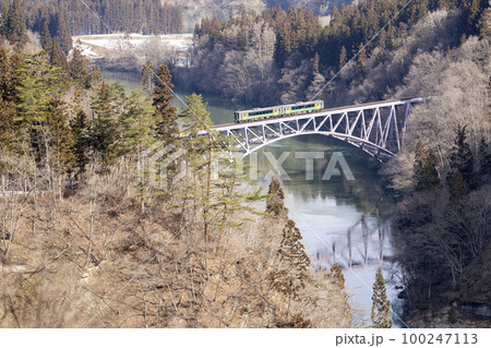 只見線の風景　第一只見川橋梁を渡る列車　福島県三島町 100247113
