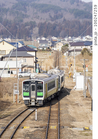只見線の風景　会津坂下駅の列車　福島県会津坂下町 100247259