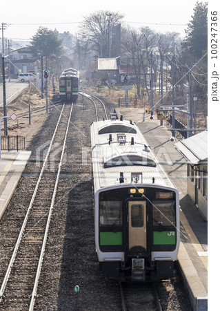 只見線の風景　会津坂下駅ですれ違う列車　福島県会津坂下町 100247366