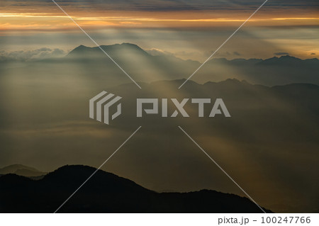 北アルプス・白馬岳から見る朝日差す戸隠・高妻山 100247766