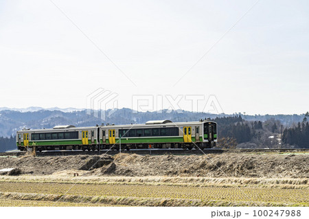 新鶴付近を走行する只見線の列車 福島県会津美里町 新鶴付近を走行する只見線の列車 福島県会津美里町 100247988
