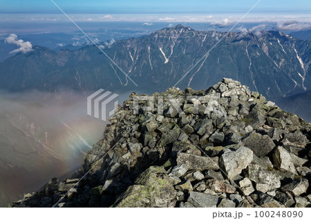 北アルプス・穂高連峰・ジャンダルムのブロッケン現象と笠ヶ岳の眺め 100248090