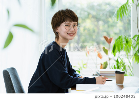 勉強する若い女性 勉強する若い女性 100248405