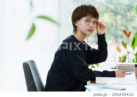 勉強する若い女性 100248410