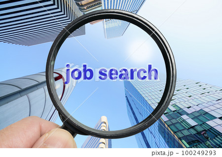 拡大鏡で仕事探しするイメージ 100249293