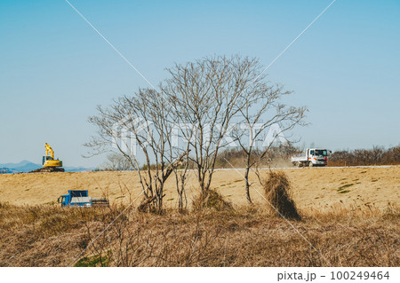 河川敷の築堤工事 入間川流域 重機とダンプと冬枯れの木 2023.02　b-4 フィルム調 100249464