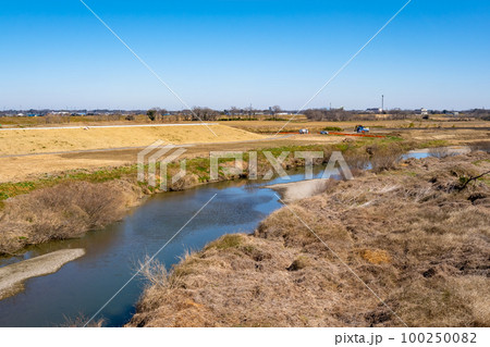 河川敷の築堤工事 入間川流域河川敷 川面と重機とダンプ 2023.02　b-1 100250082