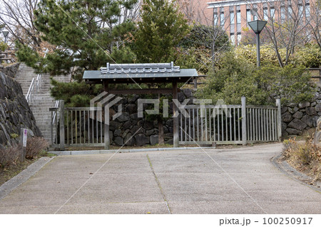 大阪府吹田市 片山公園の木製の門(2023年2月25日撮影) 大阪府吹田市 片山公園の木製の門(2023年2月25日撮影) 100250917