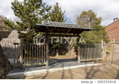 大阪府吹田市　片山公園の木製の門（2023年2月25日撮影） 100250918