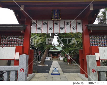 葛飾区立石にある五方山熊野神社の神門 100250933