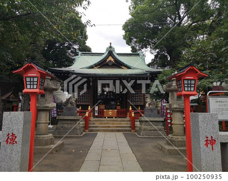 葛飾区立石にある五方山熊野神社の拝殿 葛飾区立石にある五方山熊野神社の拝殿 100250935