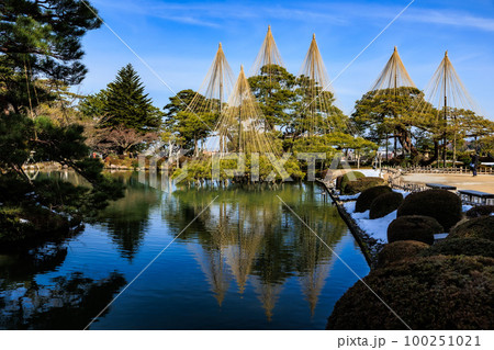 【石川県】兼六園の雪吊り 100251021