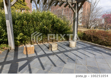 大阪府吹田市　片山公園の休憩所（2023年2月25日撮影） 100251054