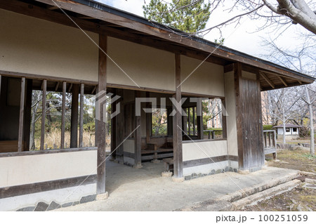 大阪府吹田市　片山公園の休憩所（2023年2月25日撮影） 100251059