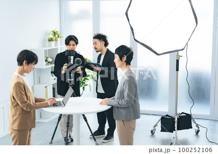 インタビュー収録　カメラマン 100252106