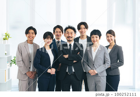 幅広い世代のビジネスパーソンのグループ 100252111