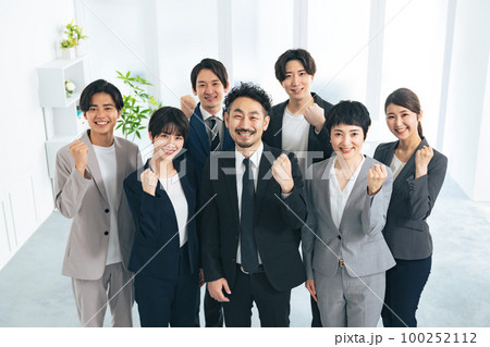 ガッツポーズする幅広い世代のビジネスパーソンのグループ ガッツポーズする幅広い世代のビジネスパーソンのグループ 100252112