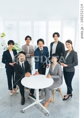 幅広い世代のビジネスパーソンのグループ 100252114