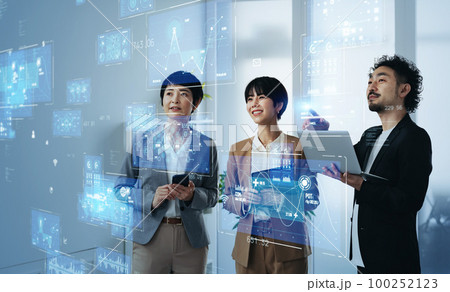 ホログラム画面を見るグループ 100252123