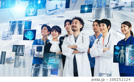 ホログラム画面を見る医師・看護師のグループ 100252124
