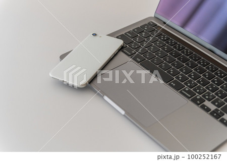 パソコン スマホ ビジネスアイテム クローズアップ素材 パソコン スマホ ビジネスアイテム クローズアップ素材 100252167