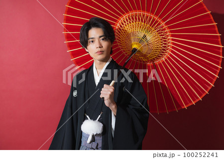 紋付袴の男性　番傘 100252241