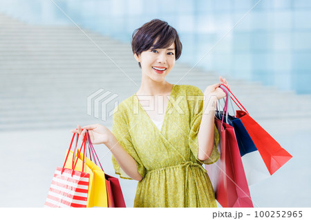ショッピングセンターで買い物を楽しむ若い女性 ショッピングセンターで買い物を楽しむ若い女性 100252965
