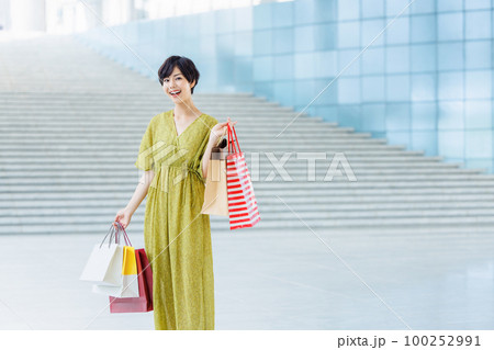 ショッピングセンターで買い物を楽しむ若い女性 100252991