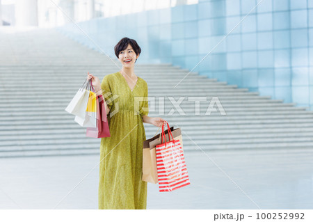 ショッピングセンターで買い物を楽しむ若い女性 ショッピングセンターで買い物を楽しむ若い女性 100252992