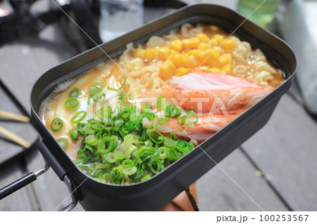 アウトドアで作るインスタントラーメン 100253567