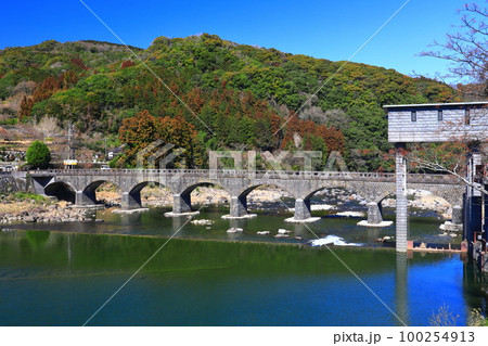【大分県】晴天の耶馬渓橋 100254913