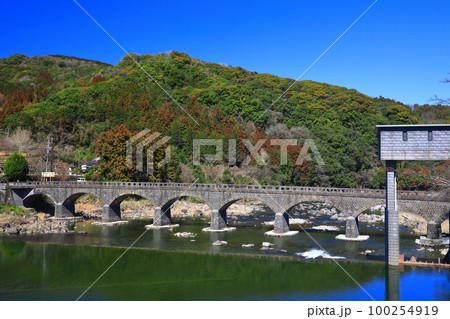 【大分県】晴天の耶馬渓橋 100254919