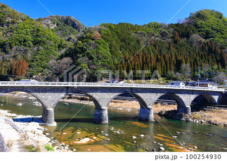 【大分県】晴天の馬渓橋 100254930