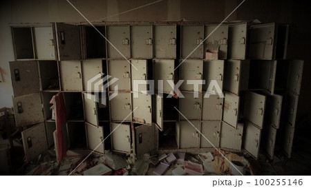 廃墟で置かれた錆びた棚 100255146