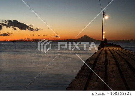 原岡海岸から見える夕焼けの富士山 100255325