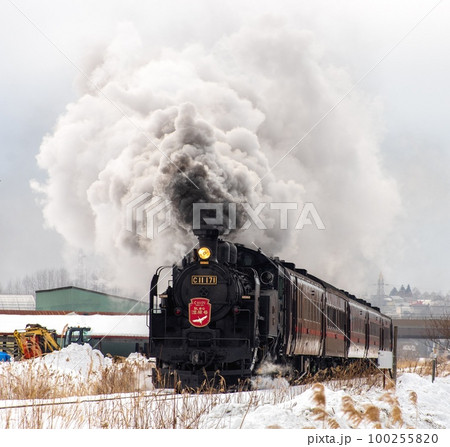 釧路湿原を行くSL冬の湿原号 100255820