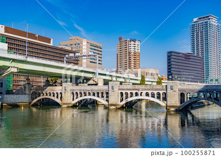 大阪市　堂島川に架かる水晶橋 100255871