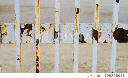 錆びた門扉と錆びたチェーンのある風景 錆びた門扉と錆びたチェーンのある風景 100256058