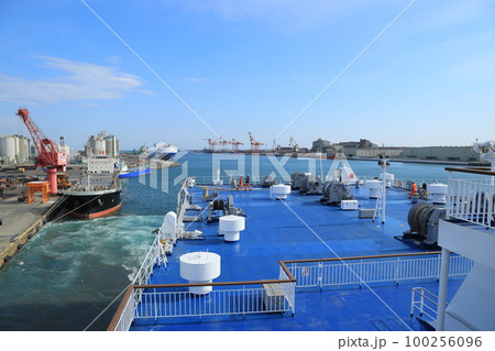 仙台港を出港するフェリー 仙台港を出港するフェリー 100256096