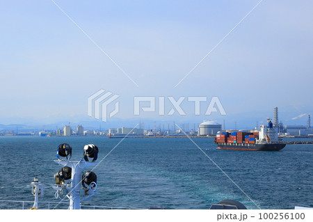 コンテナを運ぶ貨物船 コンテナを運ぶ貨物船 100256100