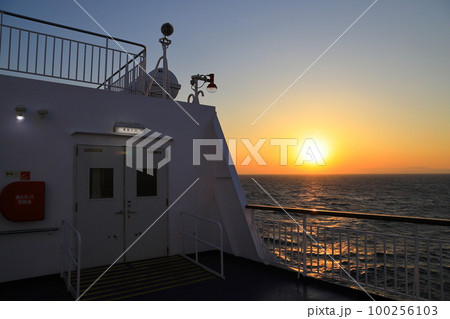 船上から望む太平洋に沈む夕陽 船上から望む太平洋に沈む夕陽 100256103