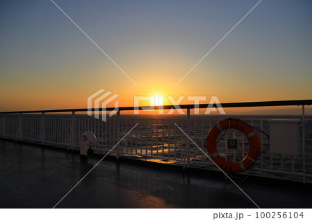 太平洋に沈む夕陽と赤く染まる波 太平洋に沈む夕陽と赤く染まる波 100256104