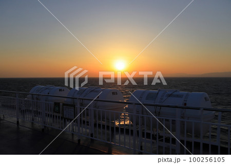 太平洋フェリーきたかみ 8デッキから望む夕陽 太平洋フェリーきたかみ 8デッキから望む夕陽 100256105