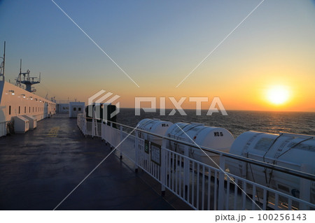フェリーの船上から望む太平洋の夕陽 100256143