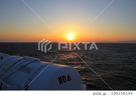 太平洋に沈む夕陽 100256144