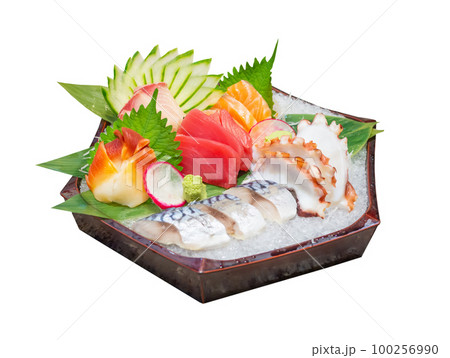 sashimi mix set include salmon, tuna, saba, tai, tako and hokkigai isolated on white background 100256990