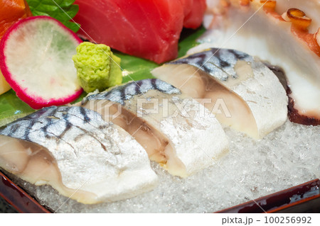 sashimi mix set include salmon, tuna, saba, tai, tako and hokkigai 100256992