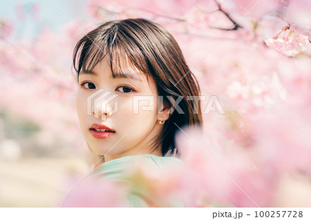 女性　ビューティー　花 100257728
