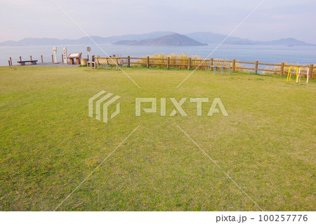 香川県さぬき市　大串自然公園から小豆島を望む 100257776